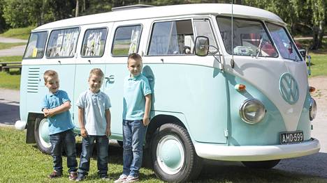 Julius Hagström, 5, Oliver Hagström, 5, ja Jere Hagström, 8, tykkäävät matkustaa perheen kesäautolla, vuoden 1962 Volkswagen Kleinbusilla.