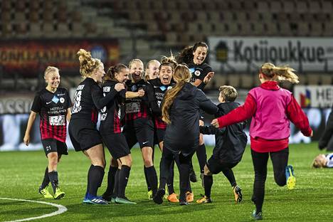 PK-35 Vantaa kuuluu naisten jalkapalloliigan kestomenestyjiin. Viime syksynä kausi päättyi mestaruusjuhliin päätöskierroksen ottelussa HJK:ta vastaan.
