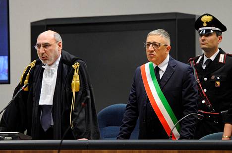 Tuomari Alfredo Montalto (vas.) luki mafiaoikeudenkäynnin tuomiot Palermossa perjantaina.