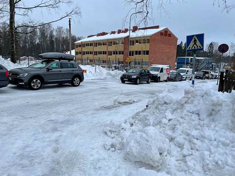 Pakilan koulun remontti on lisännyt pysäköintiä Halkosuontiellä. Osa ajoneuvoista on usein pysäköity väärin suojateiden päälle. Talvella asiaa hankaloittaa lisäksi lumi, joka peittää suojatiemerkinnät. 