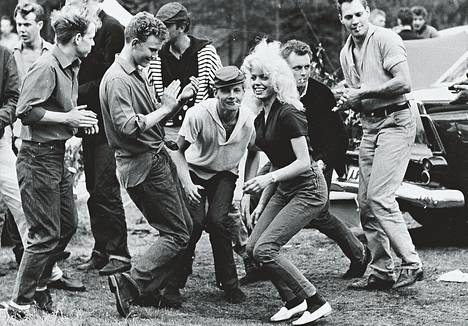Ruotsalaiset nuoret &#8211; vuoden 1962 mallia olevat ns. lättähatut ja pimut &#8211; ovat koko rahan edestä twistin lumoissa ja viettävät kesäiset viikonloppunsa twistaamalla sopivissa ja sopimattomissa paikoissa. Kuvan &#34;pimu&#34; on kerännyt ympärilleen ihailevan nuorisojoukon.