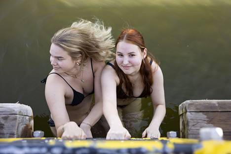 Klara Olenius (vas.) ja Andrea Genergard eivät aivan uskaltaneet uimaan. Vesi oli liian kylmää Eiranrannassa.