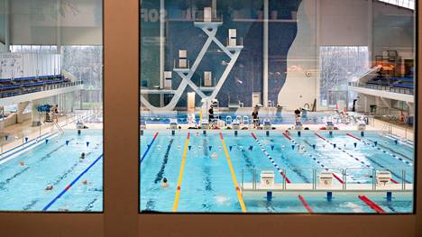 Mäkelänrinteen uimahallin viimeisiä uintihetkiä marraskuussa 2020 ennen rajoitustoimia.