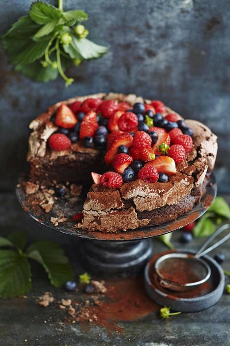 Nämä kakut kruunaavat kahvipöydän – ihastuta suklaisella britalla tai kanna  pöytään trendikäs nakukakku - Ruoka 