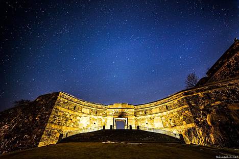 Kuva Kustaanmiekalta avautuvasta tähtitaivaasta on otettu kirkkaana kevätyönä. Muualla Helsingissä samanlaisesta tähtitaivaasta voi olla vaikea saada kuvaa.