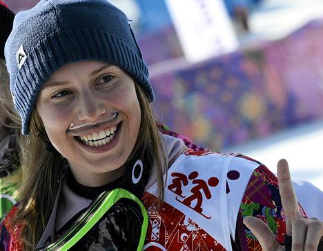 Eva Samkova nautti olympiakullastaan Tsekin lipun väreihin maalatut onnenviikset nenällään.
