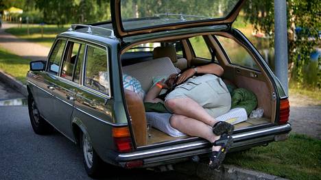 Autossa nukkumista ei ole kielletty.