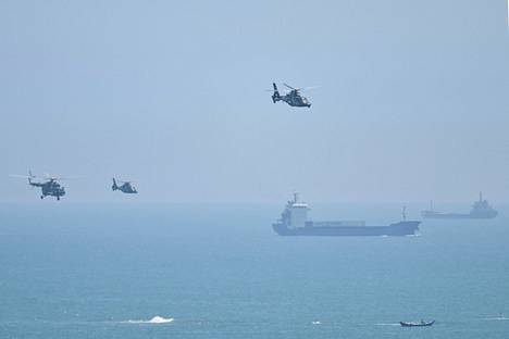 Kiinan armeijan helikoptereita lensi Taiwanin lähellä sijaitsevan Pingtanin saaren ohi torstaina ennen sotaharjoitusten alkamista.