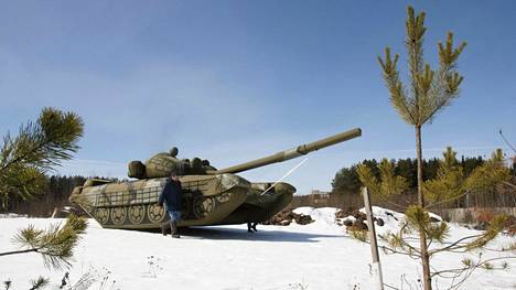 Työntekijät kantoivat ilmalla täytettävää venäläistä T-72 b-panssarivaunua Moskovan ulkopuolella 2009.