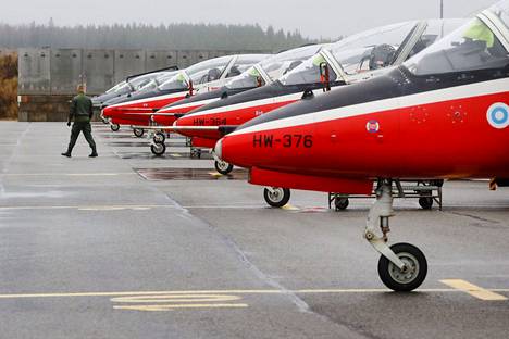 Suomen Hawk-konelaivaston kotitukikohta on Tikkakoskella. Sveitsistä hankitut koneet erottuvat punaisesta värityksestään.