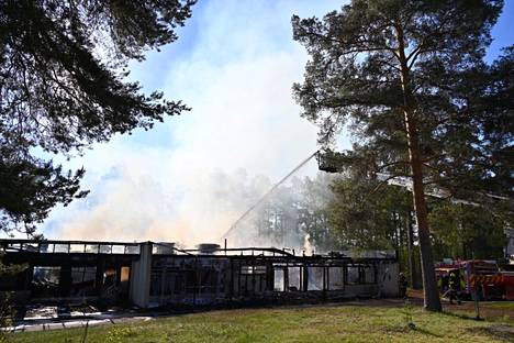 Ylisen kuntoutuskeskuksen alueella Ylöjärvellä sammutettiin suurta rakennuspaloa maanantaina.