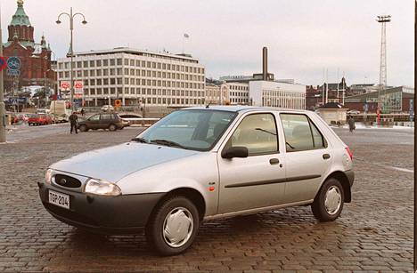 Ford Fiesta kuvattuna Helsingin Kauppatorilla vuonna 1995.