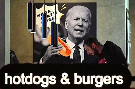 Yhdysvaltain presidentin Joe Bidenin kasvoja oli käytetty mainoksessa kiovalaisessa kahvilassa. Kuva on otettu 13. joulukuuta.