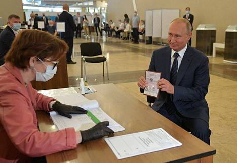 Presidentti Vladimir Putin näytti passiaan käydessään äänestämässä perustuslakiuudistuksesta keskiviikkona Moskovassa.