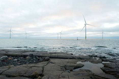 Vihreät haluavat lisää tuulivoimaloita merelle. Kuvassa Reposaaren tuulipuisto Porissa.