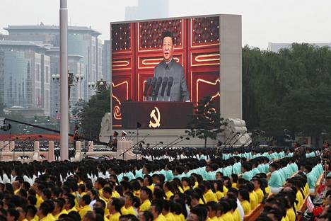 Kiinan johtajan Xi Jinpingin puhetta pystyi seuraamaan myös suurilta näytöiltä Pekingin keskustassa Taivaallisen rauhan aukiolla. 