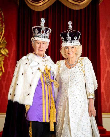 Charles kantaa nyt Imperial State -nimistä kruunua ja Camilla kuningatar Maryn kruunua.