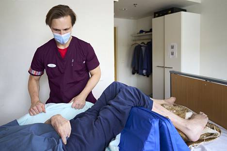 Fysioterapeutti Anton Paavola auttaa tarvittaessa hoitajia asiakkaiden siirtämisessä.