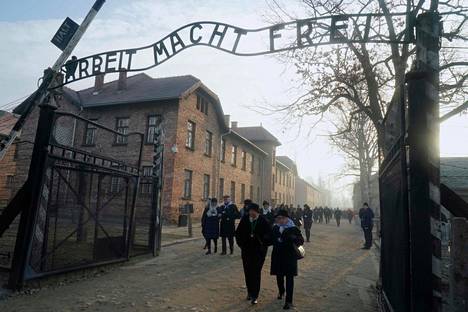 Tammikuussa 2020 otetussa kuvassa holokaustista selviytyneet vierailivat Auschwitzin tuhoamisleirillä leirin vapauttamisen muistopäivänä. Auschwitz sijaitsee Puolassa Oświęcimin kylässä lähellä Krakovaa.