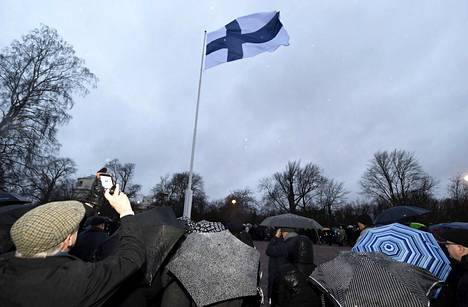 Valtakunnallinen lipunnosto Tähtitornimäellä Helsingissä vuonna 2019. Viime vuonna lipunnosto järjestettiin koronatilanteen vuoksi poikkeuksellisesti Hämeenlinnassa.
