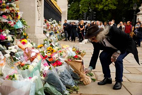 Ihmiset jättivät kukkia Buckinghamin palatsin edustalle 96-vuotiaana kuolleen kuningatar Elisabetin muistoksi Lontoossa perjantaina.