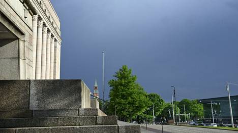 Sää on sunnuntaina epävakainen. Kuva on otettu Eduskuntatalon lähettyvillä Helsingissä 30. toukokuuta.