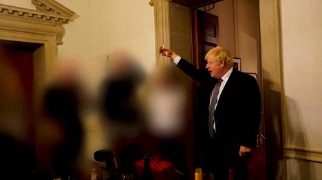 Pääministeri Boris Johnson kuvattiin nostamassa maljaa hänen virka-asunnollaan järjestetyissä juhlissa 13. marraskuuta 2020.