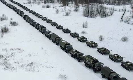 Venäjän asevoimien sotilasajoneuvot odottivat torstaina lastausta kuljetuslentokoneisiin Ivanovossa. Ajoneuvoja oltiin viemässä Kazakstaniin osana KTSJ:n operaatiota.