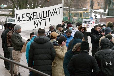 Oikeus elää -mielenosoitus Helsingissä viime helmikuussa. Mielenosoitus puolusti paperittomien ilman turvapaikkaa tai oleskelulupaa elävien perusoikeuksia. 