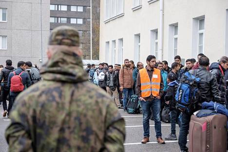 HS:n teettämän kyselyn mukaan suomalaisten enemmistö kannattaa EU:n rajojen ulkopuolelle perustettavisa turvapaikkakeskuksia, jonne palautettaisiin kielteisen turvapaikkapäätöksen saaneet siirtolaiset. Turvapaikanhakijoita Tornion järjestelykeskuksessa syksyllä 2015.