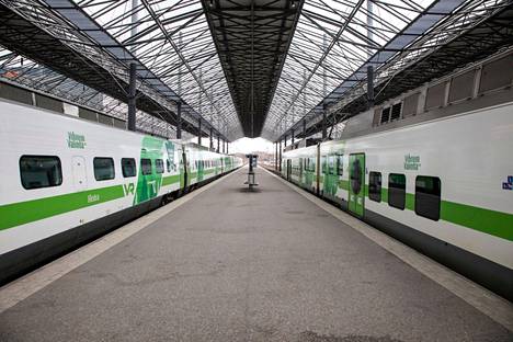 Tyhjä junalaituri Helsingin rautatieasemalla huhtikuussa 2020.