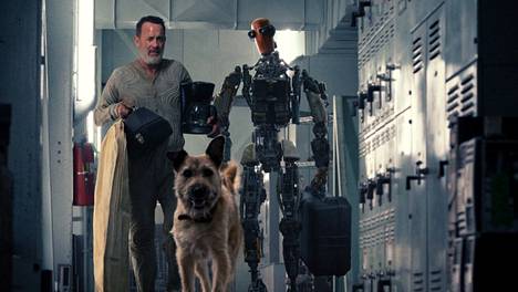 Tom Hanks näyttelee maailmanlopun maisemissa selviytyvää Finchiä, joka toivoo rakentamastaan robotista hoitajaa koiralleen.