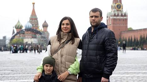 Tšeljabinskista kotoisin oleva Kudrjatsevien perhe – Natalja, Andrei ja Oleg-poika – vastustaa Naton laajenemista ja Suomen liittymistä Natoon. He ovat huolestuneita varsinkin Naton ydinaseiden sijoittamisesta Venäjän lähelle.