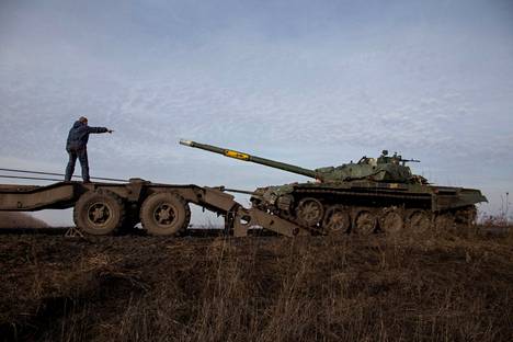 Hajonnutta Ukrainan panssarivaunua vedettiin pois lähellä Bahmutin kaupunkia 20. tammikuuta.