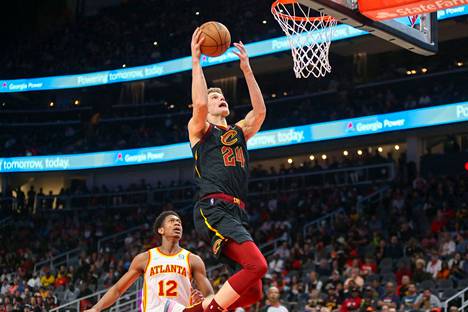 Lauri Markkasen Cleveland Cavaliers kohtaa NBA:n pudotuspelikarsinnassa De’Andre Hunterin Atlanta Hawksin. Kuva maaliskuisesta runkosarjaottelusta.