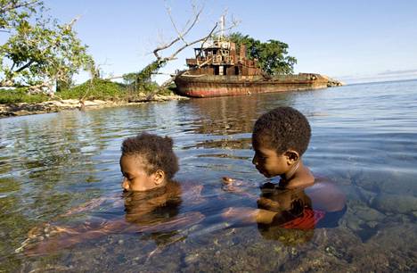 Ehkä ahtaimmalla ovat Tyynenmeren saaret ja rannikot. Rose Haro (vas.) ja Joyln Karo uivat rantavedessä hylätyn aluksen lähellä Mangen kylässä Papua-Uudessa-Guineassa vuonna 2006. 