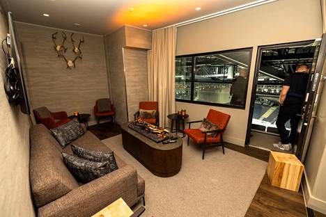 Kaksi saunaa sisältävä arena view lounge -huone on suurin niistä hotellin huoneista, joista näkee kaukaloon.