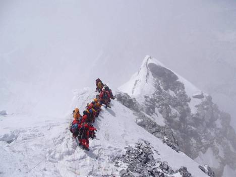Kaksi vuotta sitten Annapurna-vuorella kuollut Samuli Mansikka oli vuonna 2009 ryhmineen Hillary Stepillä. Reitti taustalla näkyvälle huipulle meni keskellä näkyvää harjannetta pitkin.