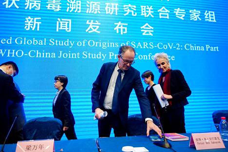 Maailman terveysjärjestön WHO:n asiantuntijaryhmän jäsenet Peter Ben Embarek ja Marion Koopmans osallistuivat tiedotustilaisuuteen koronaviruspandemian alkulähteestä tiistaina Wuhanissa Kiinassa.