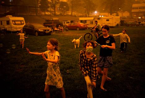 Lapset leikkivät leirintäalueella Began kaupungissa Uudessa Etelä-Walesissa. Heidät evakuoitiin paloalueelta uudenvuodenpäivänä.