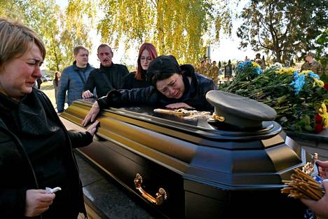 Tetjana Telyženko hyvästeli 44-vuotiaan poikansa Oleksiy Telyženkon hautajaisissa  Butšan kaupungissa viime viikon tiistaina. Poika katosi Venäjän suurhyökkäyksen alussa viime maaliskuussa. Hänen myöhemmin löytyneessä ruumissaan oli kidutuksen jälkiä.