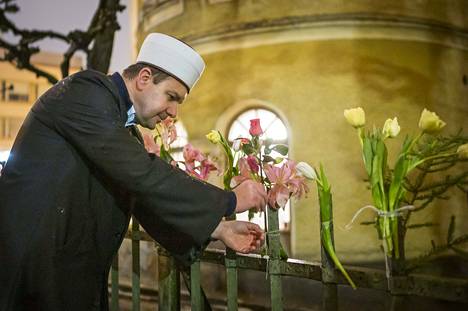 Imaami Mahir Cosic kiinni kukan synagogan aitaan Turussa torstai-iltana.