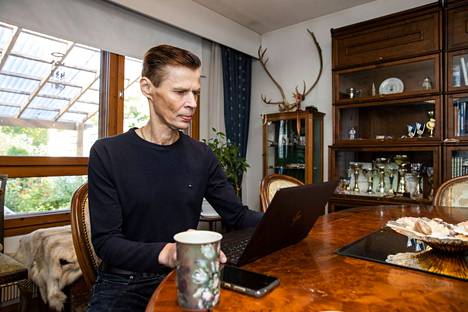 Dosentti Lasse Laaksonen opettaa yliopistolla ja kirjoittaa kotona.
