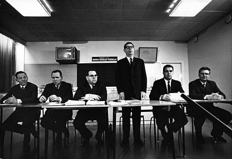 Suomen kommunistinen puolue vuonna 1970: Skp:n oppositio istui vasemmalla ja puoluejohto oikealla, kun sovintoratkaisua selostettiin. Kuvassa Ensio Laine (vas.), Markus Kainulainen, Taisto Sinisalo, Aarne Saarinen, Arvo Aalto ja Erkki Kivimäki.