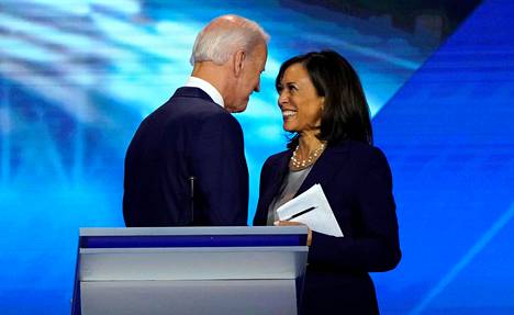 Joe Biden ja Kamala Harris tervehtivät toisiaan demokraattien presidenttiehdokkaiden esivaaliväittelyssä Texasissa syyskuussa.