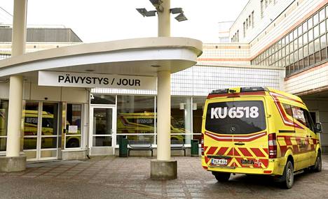 Ambulanssi Peijaksen sairaalan päivystyksen ovella vuonna 2021.