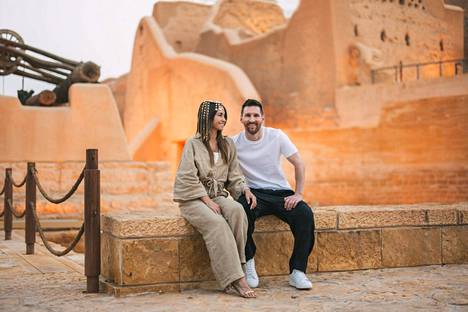 Saudi-Arabian turismivirasto julkaisi vappuna kuvan Lionel Messistä ja hänen vaimostaan Antonela Roccuzzosta Dariyahissa lähellä pääkaupunki Riadia.