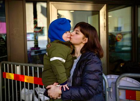 Ирина Иващенко, бежавшая из Украины в Швецию, с сыном Давидом.  Сундбюберг, четверг.