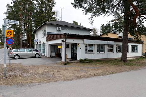 Second Hand Shop Annina sijaitsee Vantaan Hiekkaharjussa keskellä omakotialuetta. Rakennuksessa on toiminut aikoinaan muun muassa pesula ja pankki.