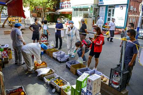 Ihmiset jonottivat ruokakaupan edustalla Xinjiangin  Ürümqissa syyskuun alussa